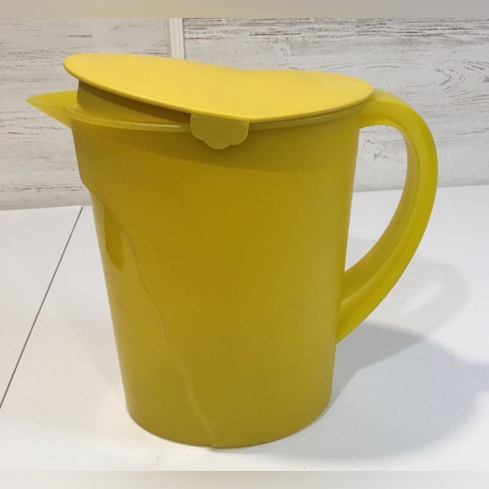 Vintage Tupperware Jumbo Expression Pitcher 1 Gallon 3.7L Sunflower Color